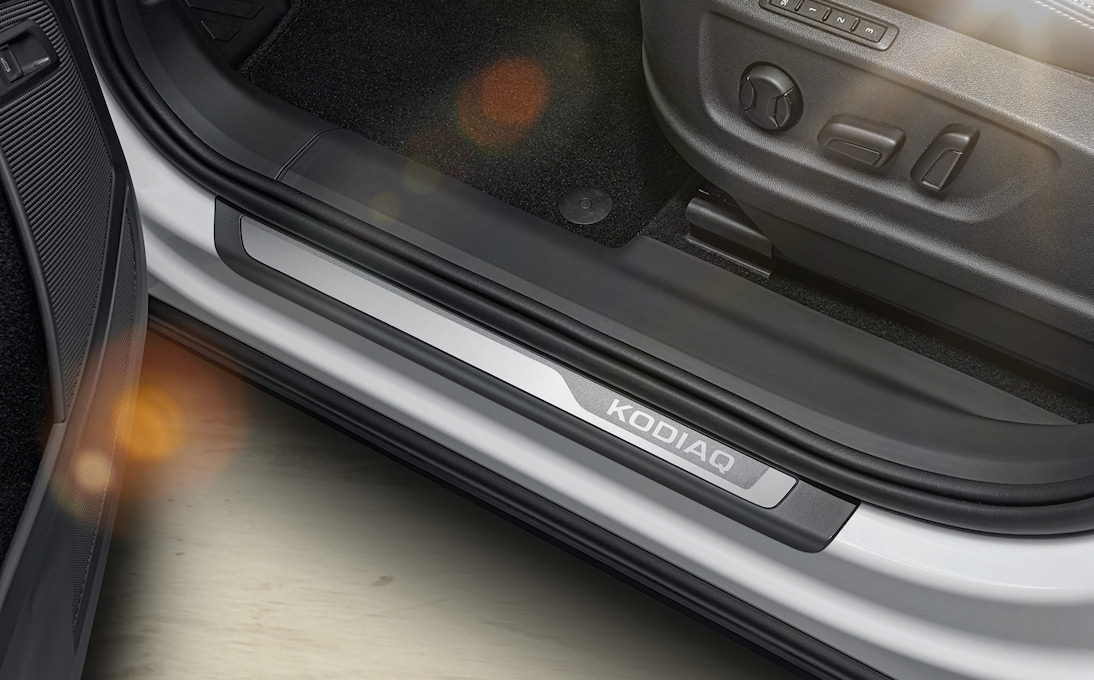 Einstiegsleisten mit Aluminiumeinsatz und Schriftzug "Kodiaq"
